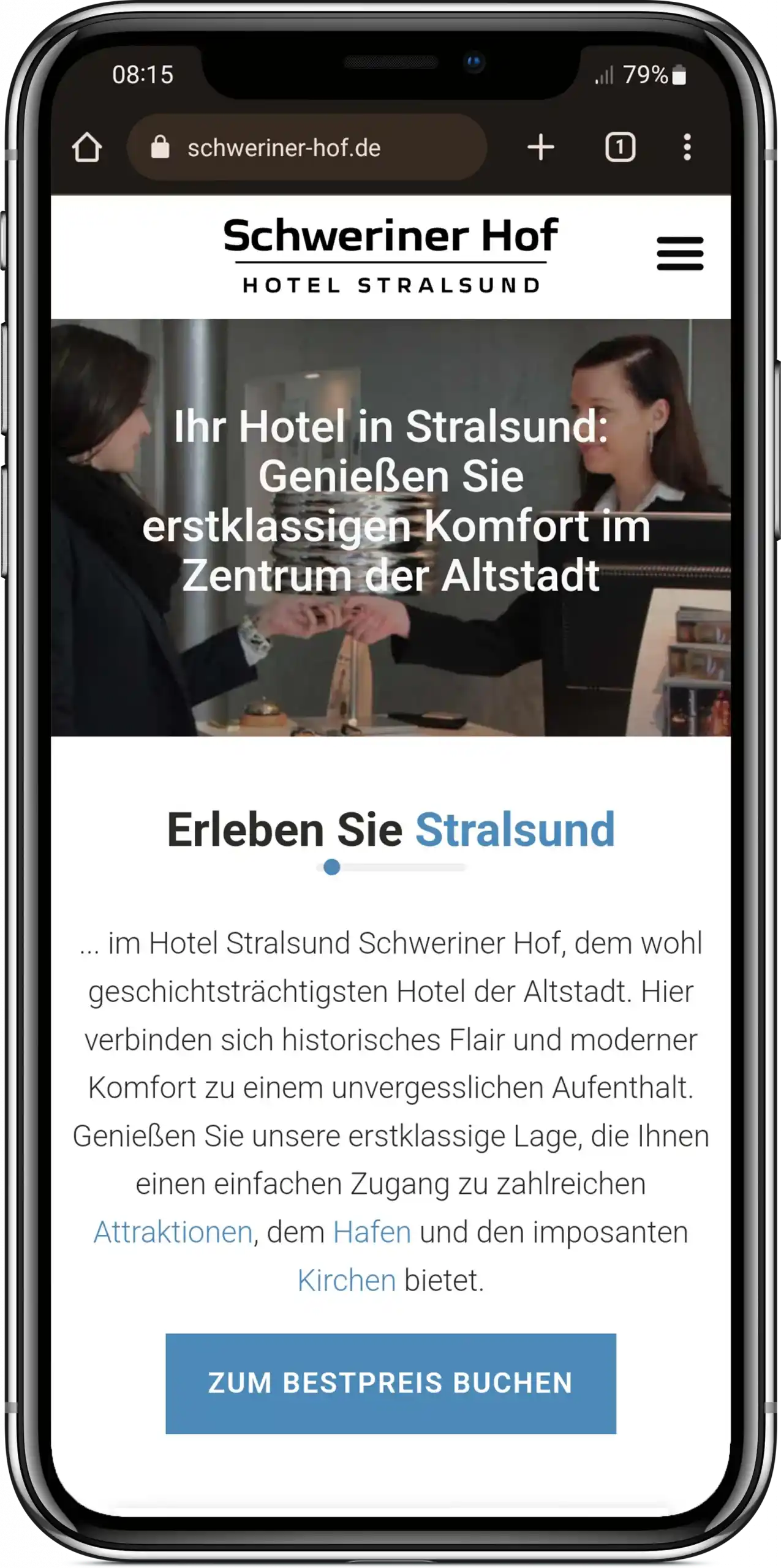 Smartphone zeigt responsive Website vom Hotel Schweriner Hof Stralsund mit Hero-Bild der Hotelrezeption und Willkommenstext