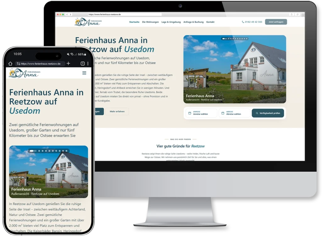 Mockup der Website ferienhaus-reetzow.de auf Laptop und Smartphone, Startseite mit Außenansicht des Ferienhauses